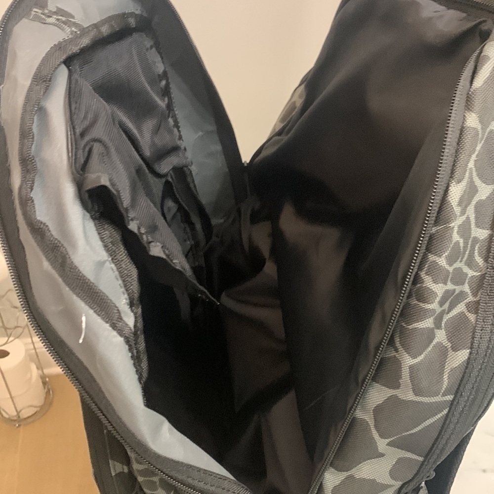 Billabong black gray print backpack amazing condition no signs of use - Picture 12 of 13
